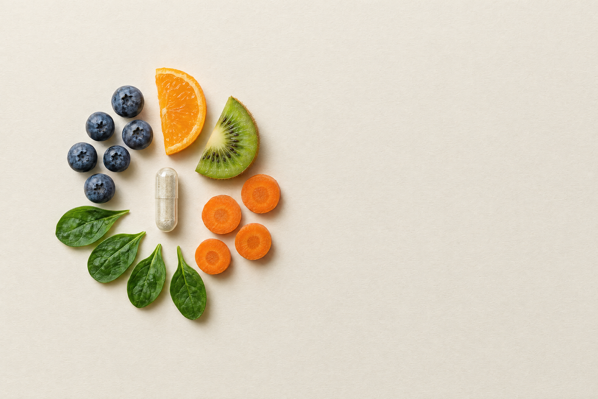 Průhledná kapsle ve světlém zátiší, Liposomální multivitamin