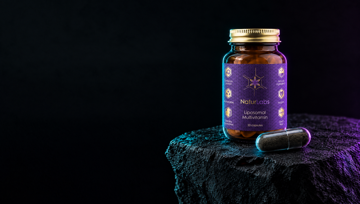 Dóza Naturlabs Liposomální multivitamin na tmavém kameni s průhlednou kapslí